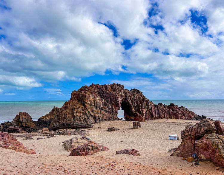 How to hike to Pedra Furada in Jericoacoara: 4 different ways